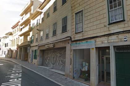 Building in the centre of Mahón with the possibility of converting it into a car park, business premises and two dwellings.