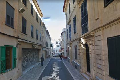 Building in the centre of Mahón with the possibility of converting it into a car park, business premises and two dwellings.