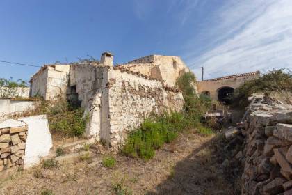 Finca Rustica en zona carretera de Fornells