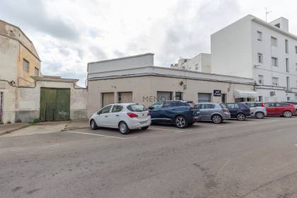 Commercial premises in Mahon with the possibility to build above