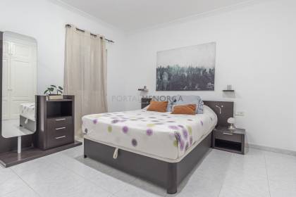 Piso de tres dormitorios en venta en Mahón