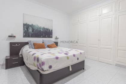 Piso de tres dormitorios en venta en Mahón