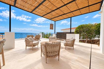 Chalet totalmente renovado con vistas panorámicas al mar en la costa sur de Menorca

