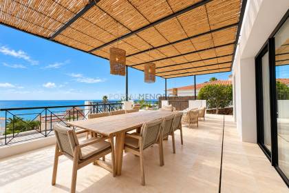 Chalet totalmente renovado con vistas panorámicas al mar en la costa sur de Menorca
