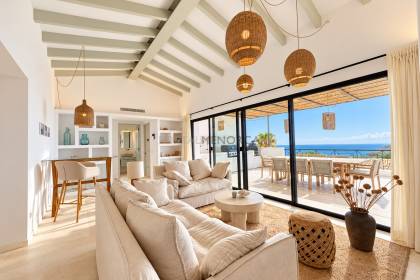 Chalet totalmente renovado con vistas panorámicas al mar en la costa sur de Menorca
