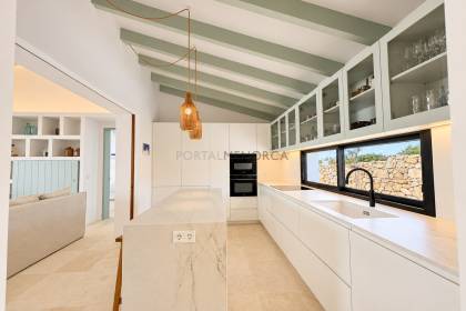 Chalet totalmente renovado con vistas panorámicas al mar en la costa sur de Menorca

