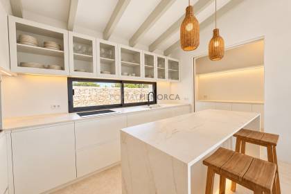 Chalet totalmente renovado con vistas panorámicas al mar en la costa sur de Menorca
