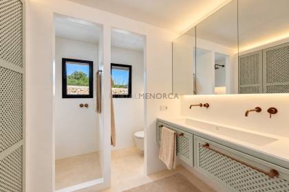 Chalet totalmente renovado con vistas panorámicas al mar en la costa sur de Menorca
