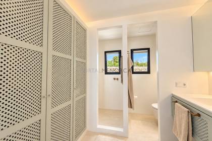 Chalet totalmente renovado con vistas panorámicas al mar en la costa sur de Menorca
