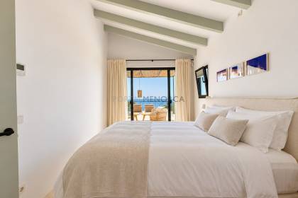Chalet totalmente renovado con vistas panorámicas al mar en la costa sur de Menorca
