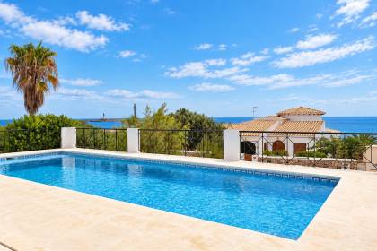 Chalet totalmente renovado con vistas panorámicas al mar en la costa sur de Menorca
