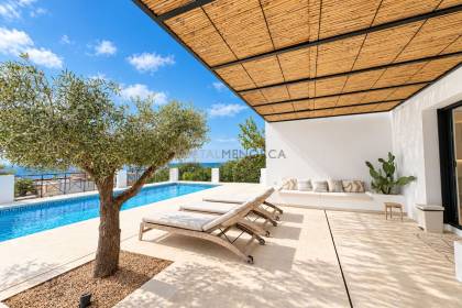 Chalet totalmente renovado con vistas panorámicas al mar en la costa sur de Menorca
