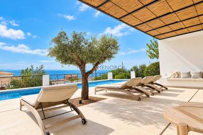 Chalet totalmente renovado con vistas panorámicas al mar en la costa sur de Menorca

