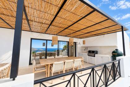 Chalet totalmente renovado con vistas panorámicas al mar en la costa sur de Menorca
