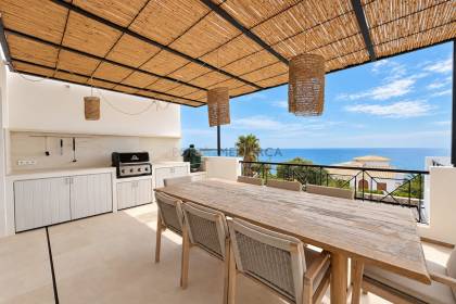 Chalet totalmente renovado con vistas panorámicas al mar en la costa sur de Menorca
