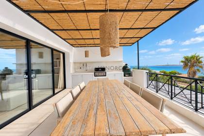 Chalet totalmente renovado con vistas panorámicas al mar en la costa sur de Menorca
