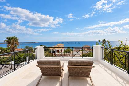 Chalet totalmente renovado con vistas panorámicas al mar en la costa sur de Menorca
