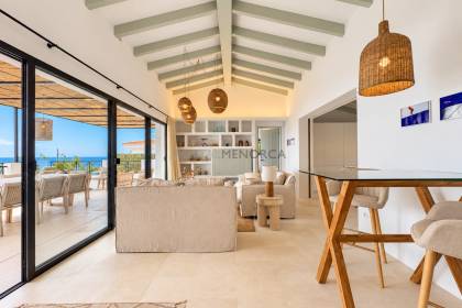 Chalet totalmente renovado con vistas panorámicas al mar en la costa sur de Menorca
