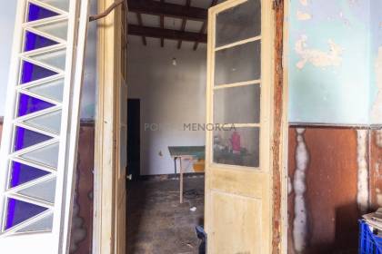 Casa para reformar en venta en Mahón (Menorca) con patio posterior, terraza y detalles tradicionales
