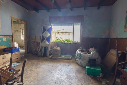 Casa para reformar en venta en Mahón (Menorca) con patio posterior, terraza y detalles tradicionales
