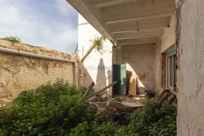 Casa para reformar en venta en Mahón (Menorca) con patio posterior, terraza y detalles tradicionales
