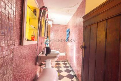 Casa para reformar en venta en Mahón (Menorca) con patio posterior, terraza y detalles tradicionales
