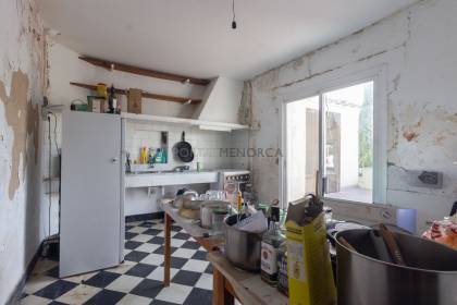 Casa para reformar en venta en Mahón (Menorca) con patio posterior, terraza y detalles tradicionales
