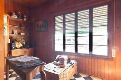 Casa para reformar en venta en Mahón (Menorca) con patio posterior, terraza y detalles tradicionales
