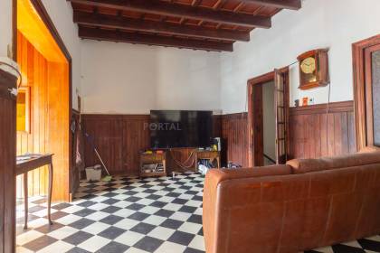 Casa para reformar en venta en Mahón (Menorca) con patio posterior, terraza y detalles tradicionales
