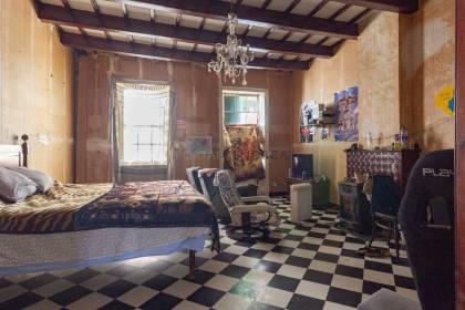 Casa para reformar en venta en Mahón (Menorca) con patio posterior, terraza y detalles tradicionales
