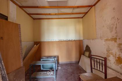 Casa para reformar en venta en Mahón (Menorca) con patio posterior, terraza y detalles tradicionales
