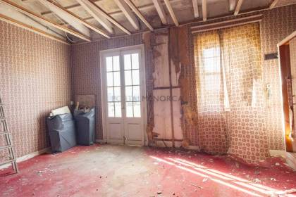 Casa para reformar en venta en Mahón (Menorca) con patio posterior, terraza y detalles tradicionales
