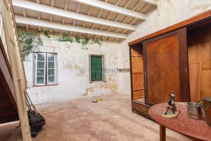 Casa para reformar en venta en Mahón (Menorca) con patio posterior, terraza y detalles tradicionales
