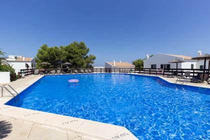 Duplex de deux chambres avec patio à vendre à Addaia, Menorca.