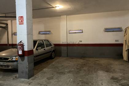 Piso de cuatro dormitorios con parking y terraza en Mahón