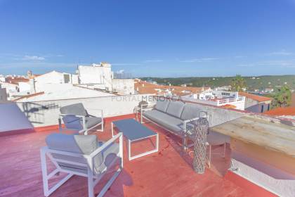 Piso reformado con gran terraza en Maó