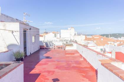 Piso reformado con gran terraza en Maó