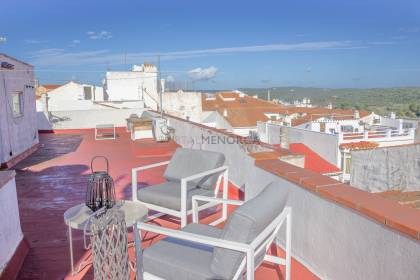 Piso reformado con gran terraza en Maó