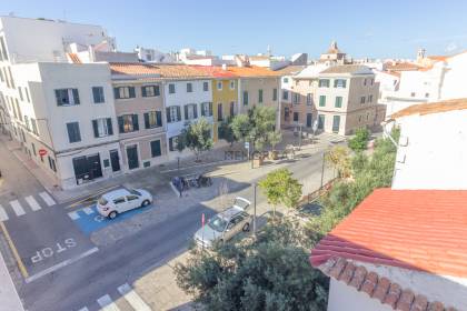 Piso reformado con gran terraza en Maó