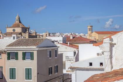 Piso reformado con gran terraza en Maó