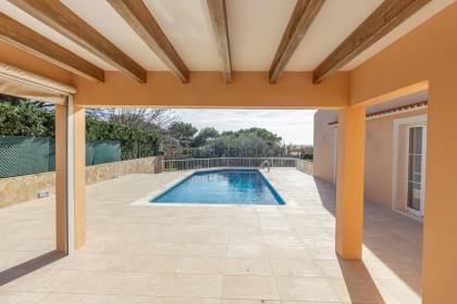 Chalet con piscina y gran garaje en Cala Llonga, Menorca