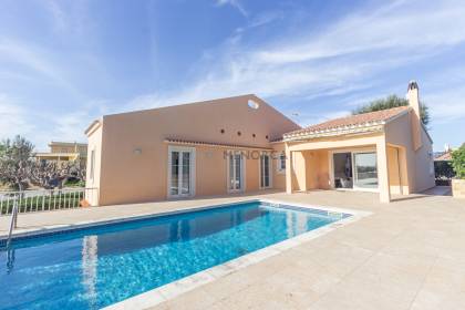 Chalet con piscina y gran garaje en Cala Llonga, Menorca