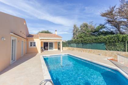 Chalet con piscina y gran garaje en Cala Llonga, Menorca