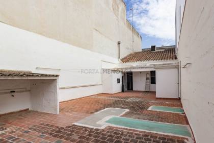 Encantadora casa con gran patio en el centro urbano
