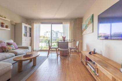 Bright refurbished 3-bedroom flat with terrace and a parking space