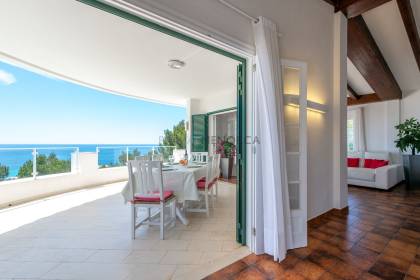 Impresionante casa con vistas panorámicas al mar en Santo Tomás con licencia turistica