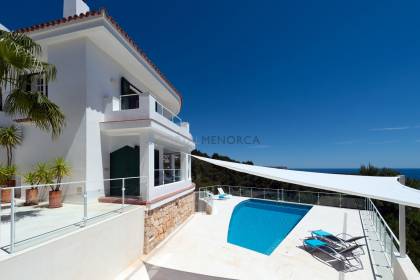 Impresionante casa con vistas panorámicas al mar en Santo Tomás con licencia turistica