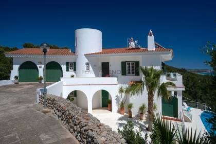 Impresionante casa con vistas panorámicas al mar en Santo Tomás con licencia turistica