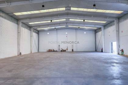 Nave industrial de 696m2 en polígono de Sant LLuis