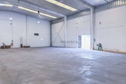 Nave industrial de 696m2 en polígono de Sant LLuis